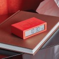 Budzik sterowany radiowo, na baterie Flip+, czerwony - Lexon