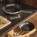 Patelnia nieprzywierająca 24 cm Eva Trio Stainless Steel Slip Let - Eva Solo