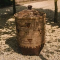Duży naturalny kosz z rattanu Colonial Laundry z pokrywą - Bazar Bizar