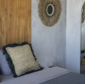 Naturalna poduszka dekoracyjna 40x40 z rafii Square z czarnymi frędzlami - Bazar Bizar