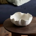 Ceramiczna miska na nóżkach o organicznym kształcie Kauai Ø35, biała - Nordal
