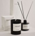 Świeca zapachowa z naturalnego wosku Voyager 210 g - Tell Me More