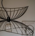 Metalowa lampa wisząca o falującym kształcie Ray 70, czarna - Globen Lighting
