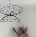 Metalowa lampa wisząca o falującym kształcie Ray 70, czarna - Globen Lighting