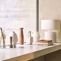 Lampa stołowa ze strukturalną powierzchnią i bawełnianym kloszem, biała - UNC