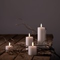 Świeca walec LED na baterie z ruchomym płomieniem Melted Pillar 5x7,5, biała - Uyuni