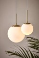 Lampa sufitowa kula ze szkła Grant 25 w kolorze mosiądzu z białą szklaną kulą NORDLUX