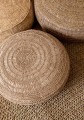 Okrągła pufa do salonu z trawy morskiej BAZAR BIZAR
