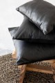 Czarna poduszka dekoracyjna 30x50 ze skóry cielęcej i zamszu BAZAR BIZAR