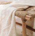 Ławka Porto-L z drewna tekowego i trawy morskiej BAZAR BIZAR
