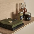 Serwetnik drewniany czarny lity dąb skóra mosiądz - Andersen Furniture