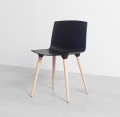 Designerskie krzesło na drewnianych nogach Tac czarne bielone - Andersen Furniture