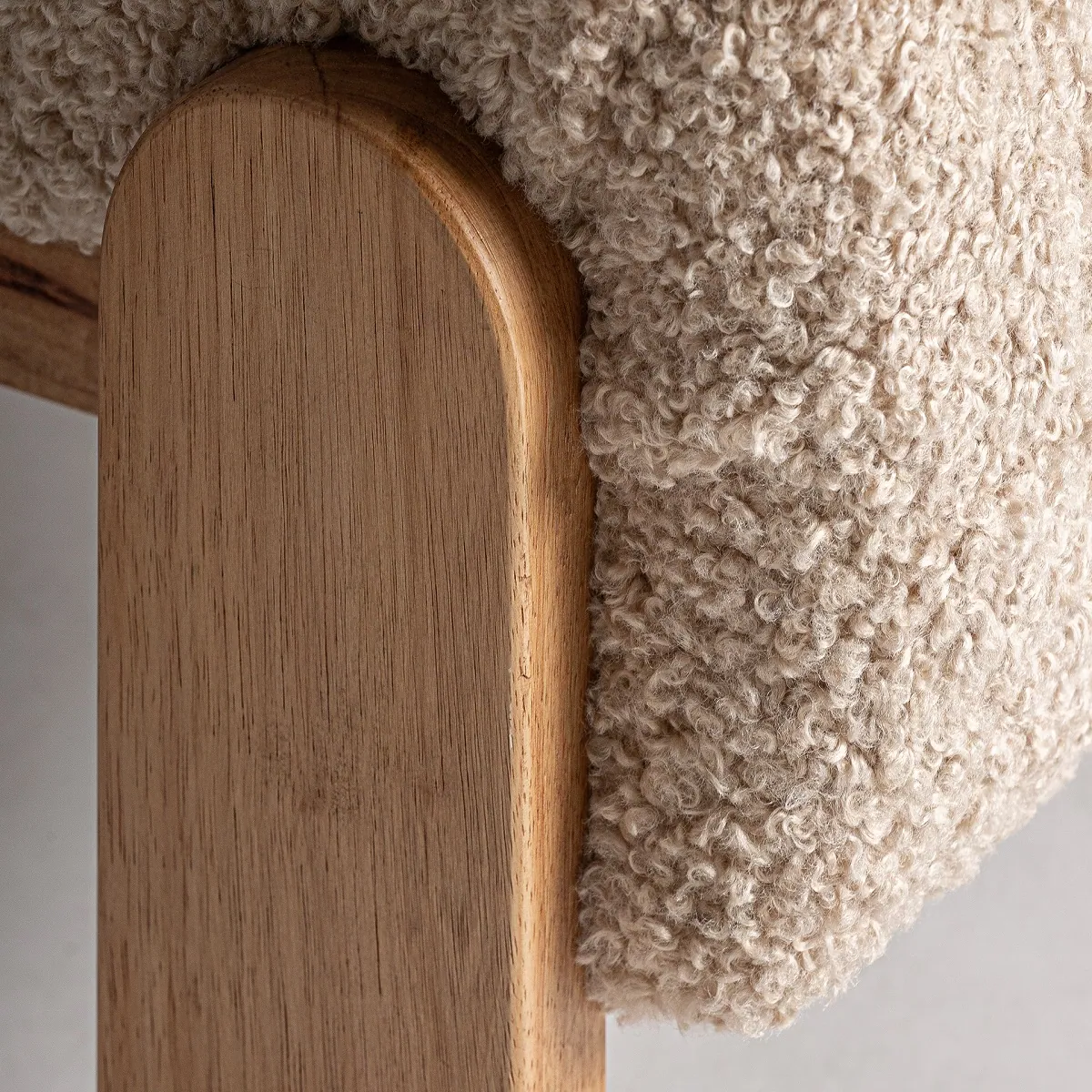 fotel drewniany tapicerowany, sklep internetowy Natural Home Decor