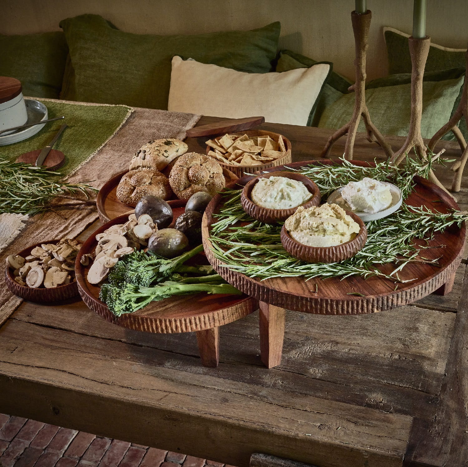 drewniana taca na nóżkach Pomax, Natural Home Decor