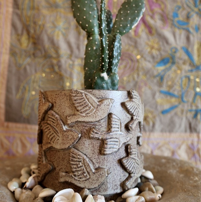 doniczka na nodze z ryflowanym wzorem, natural home decor