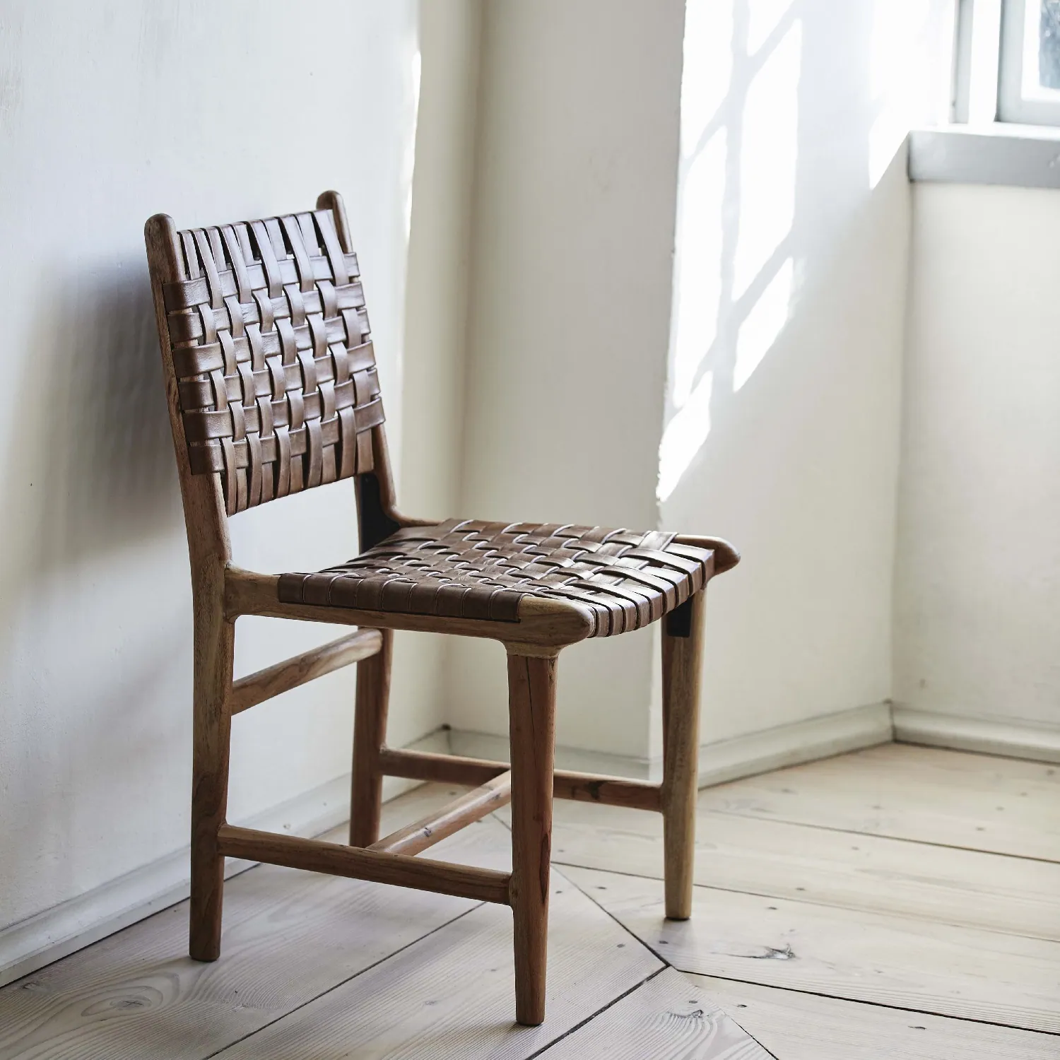 Krzesło skórzane z drewnianą ramą Aya Nordal Natural Home Decor