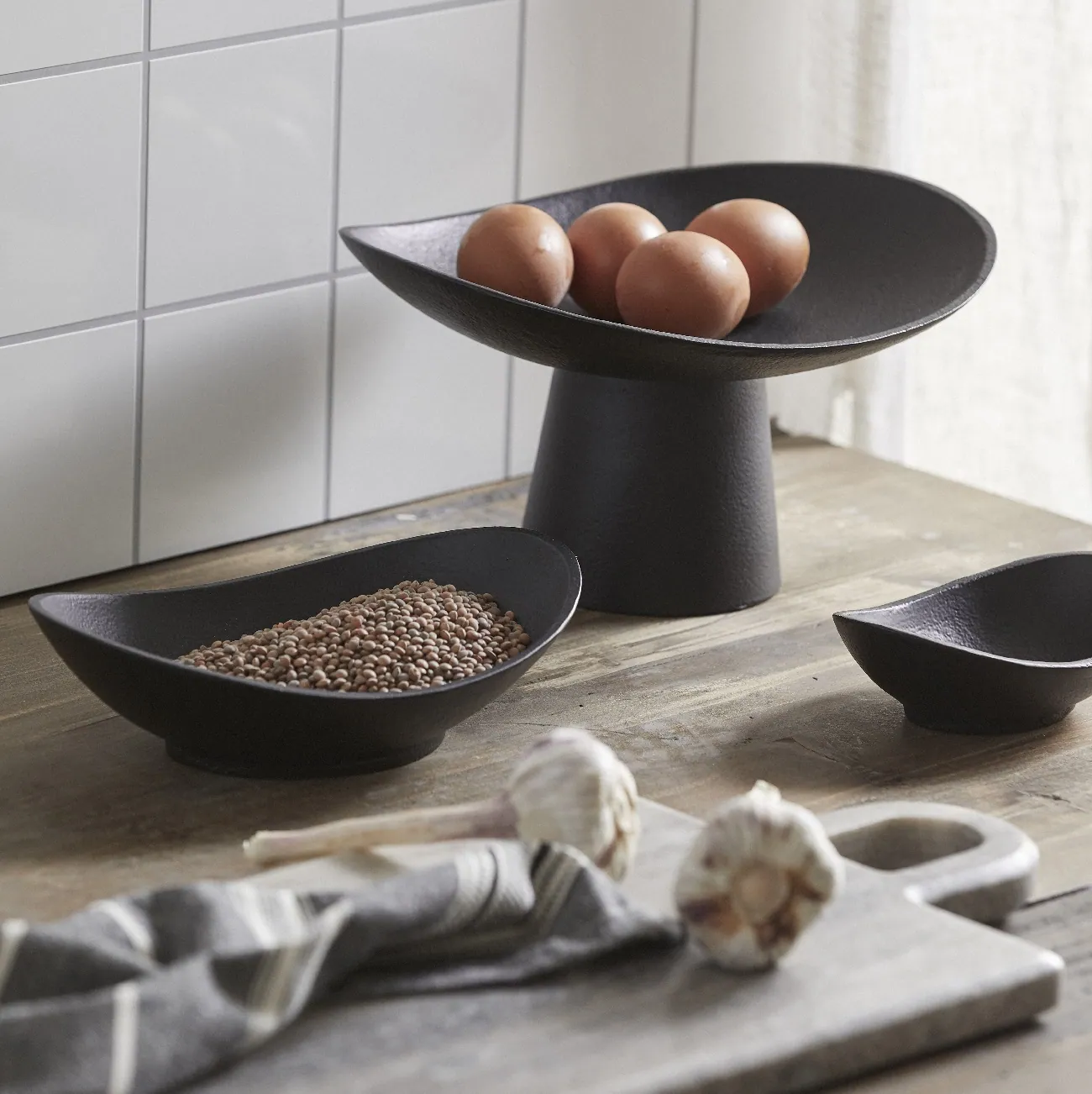 czarna patera, misa na nodze Kepel Nordal, sklep internetowy Natural Home Decor