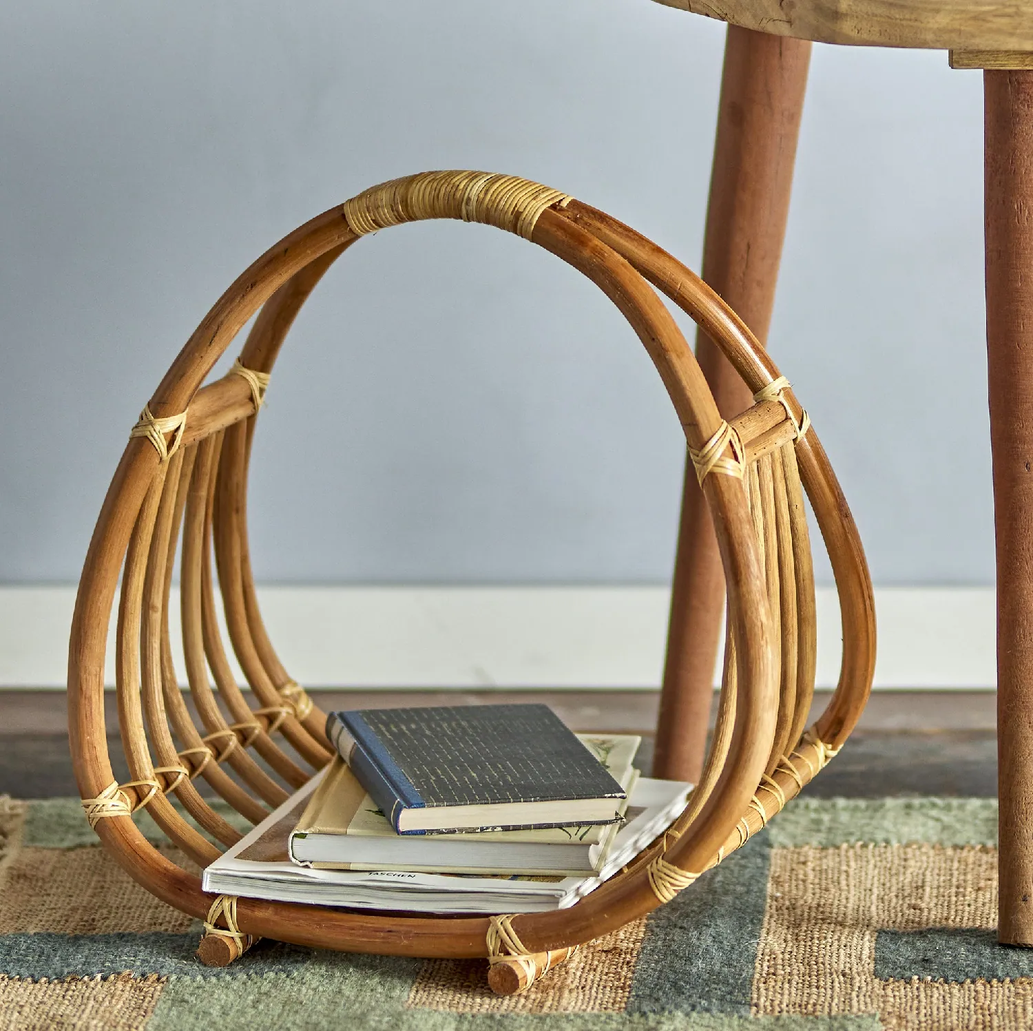 Gazetnik rattanowy Perla Bloomingville, sklep internetowy Natural Home Decor